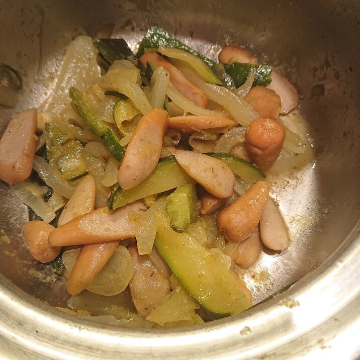 《夏野菜》ズッキーニとソーセージのグリーンカレー煮